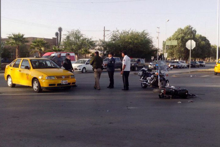 Lesionado. El motociclista resultó con varios golpes tras ser chocado por el taxi.