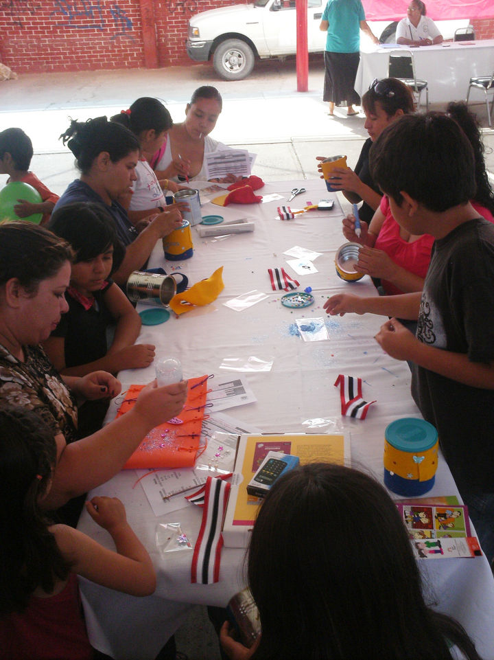 Manualidades. La asociación invita a los niños y madres de familia a participar en sus grupos de actividades.