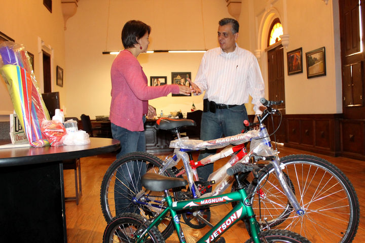 Papalotes. El municipio otorgó bicicletas que servirán como premiación para el concurso de  papalotes.