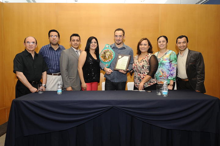 Médicos de la Región Lagunera se reunieron en torno al campeón mundial interino de peso medio del CMB.