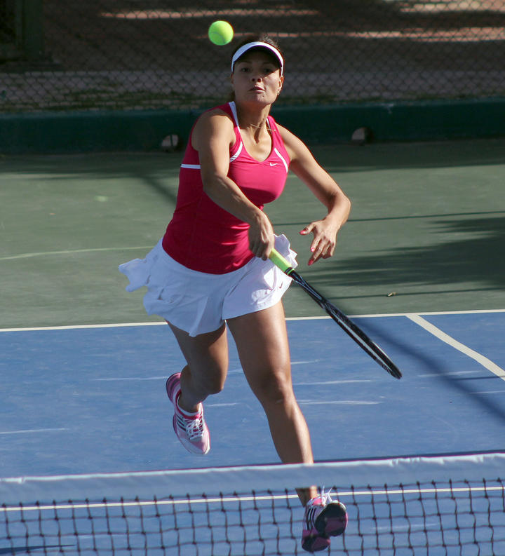 Con todo se disputa cada punto el certamen femenil de tenis.
