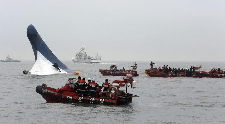 Casi 300 personas,permanecen desaparecidas tras naufragar en Corea del Sur un barco de pasajeros. (EFE) 