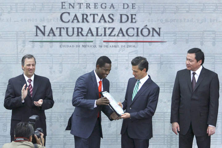 Entrega EPN cartas de naturalización a nuevos mexicanos