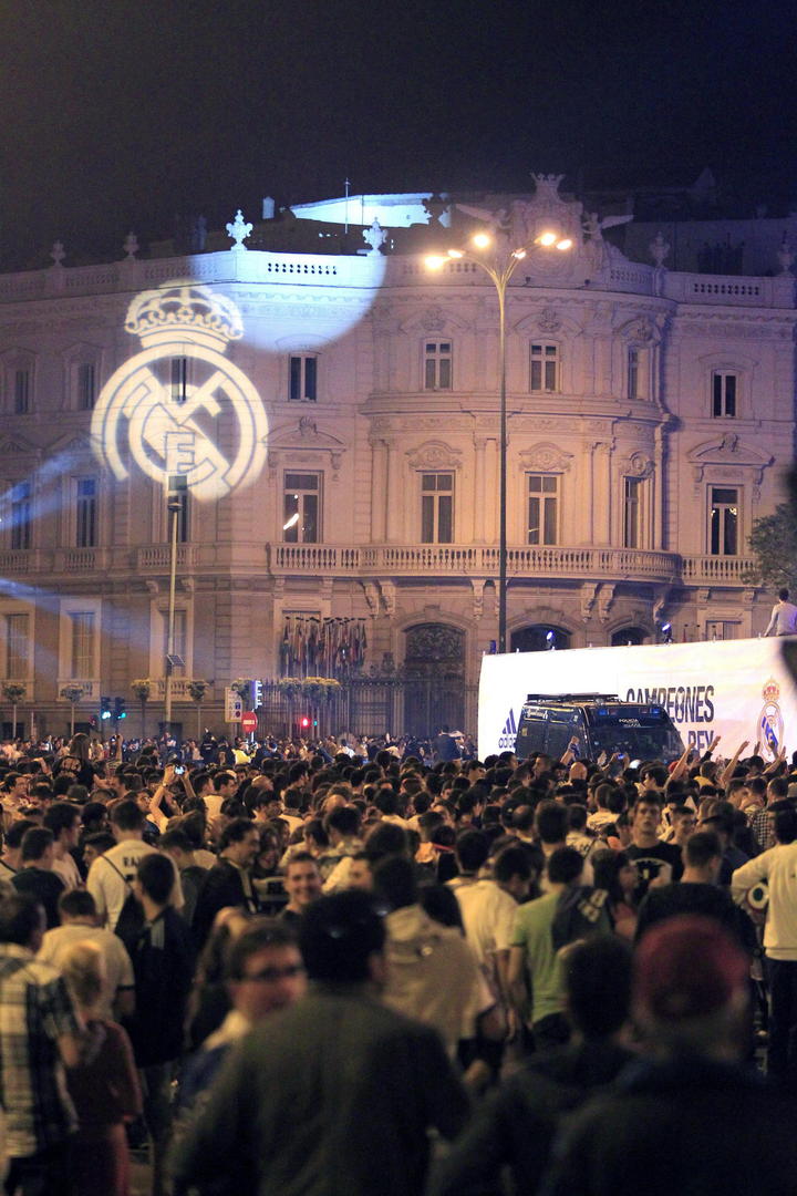 Los jugadores del Real Madrid, antes de bajar del autobús, dieron varias vueltas a la estatua ante el jaleo de los miles de aficionados que abarrotaron la plaza de la Cibeles y parte del Paseo de Recoletos y la calle Alcalá en la capital de España. (EFE)