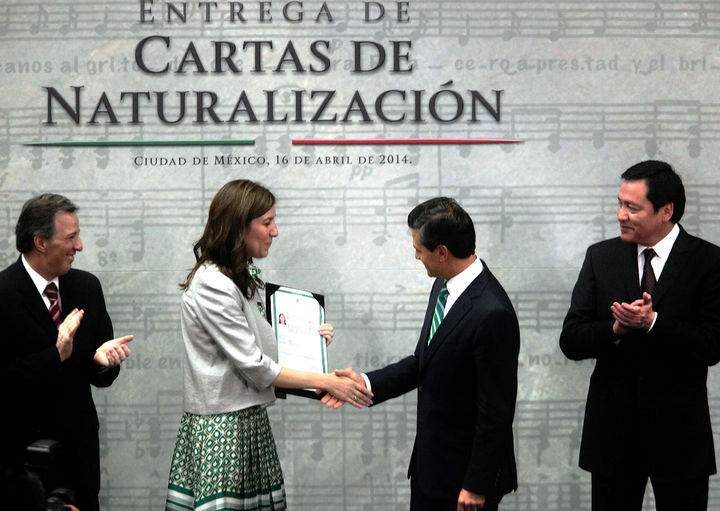 Entrega Peña Nieto 21 cartas de naturalización