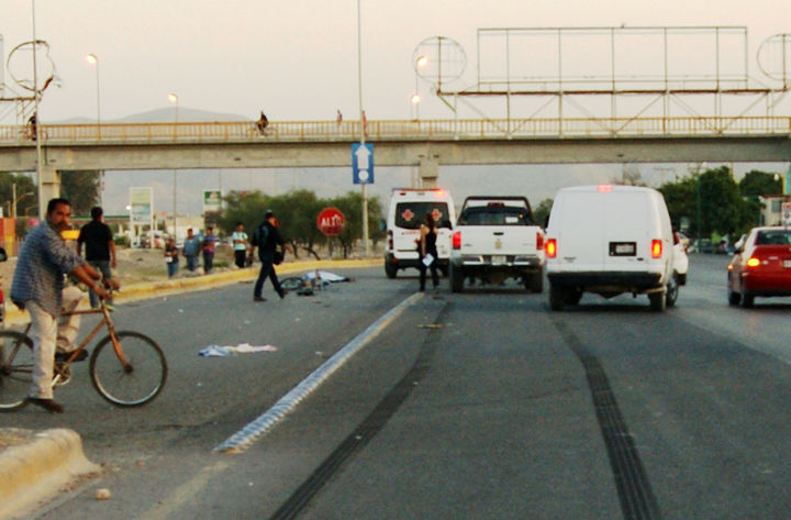 Fatal. En el pavimento del Periférico quedó tendido el cuerpo sin vida del ciclista que fue arrollado por camioneta.