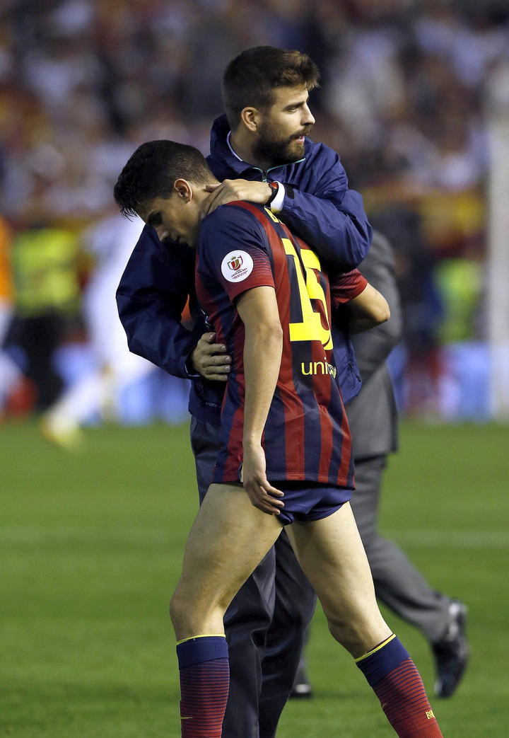 Los jugadores del FC Barcelona, Marc Bartra y Gerard Piqué, tras perder la final de la Copa del Rey frente al Real Madrid. (EFE)