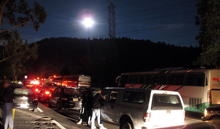 Cientos de automovilistas quedaron varados a causa de una granizada inusualmente intensa que cubrió de hielo tanto la carretera federal como la autopista México-Toluca. (EL UNIVERSAL)