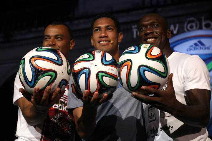 El exjugador de futbol Cafú (i) y los jugadores de futbol Hernane Vidal de Souza (c) y Clarence Seedorf (d) posaron con el balón oficial del Mundial Brasil 2014, ‘Brazuca’, cuando se presentó en la ciudad de Río de Janeiro, Brasil. (EFE)
