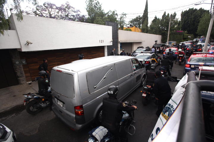 El vehículo había ingresado media hora antes a la vivienda, en el sur de la capital mexicana. No hay una confirmación plena de que la camioneta fúnebre, de color gris, esté transportando los restos del Premio Nobel de Literatura 1982. (EFE)