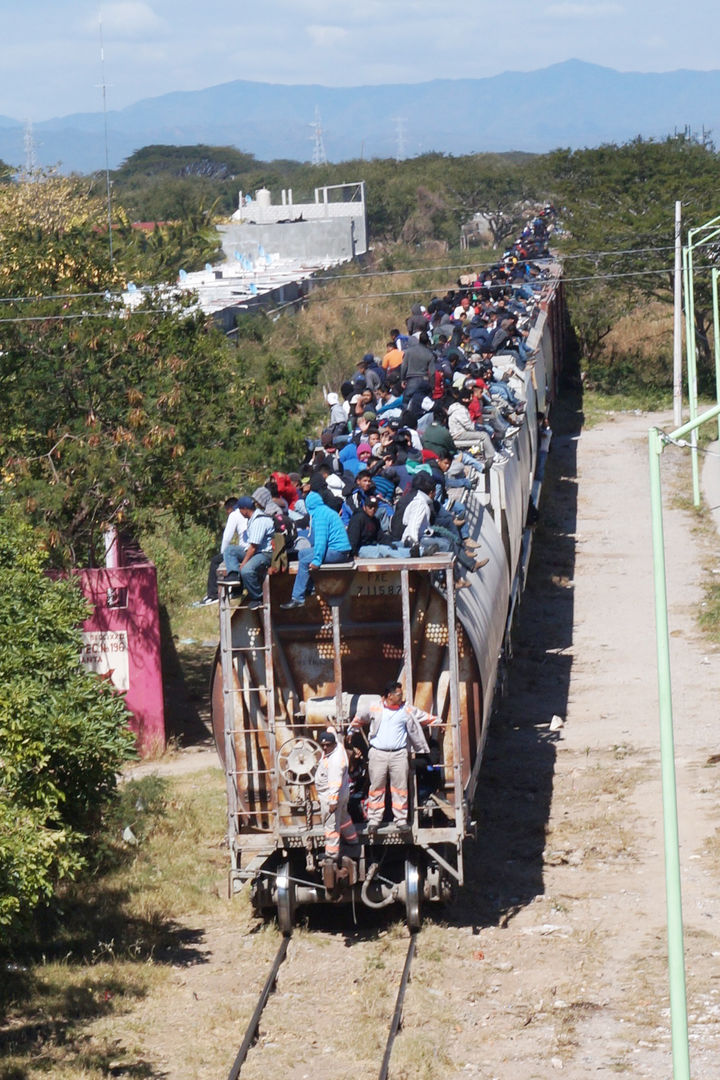 Viaje. En la fotografía aparecen algunos migrantes centroamericanos que se transportan a bordo de 'La Bestia', como le llaman al ferrocarril que cruza el país.
