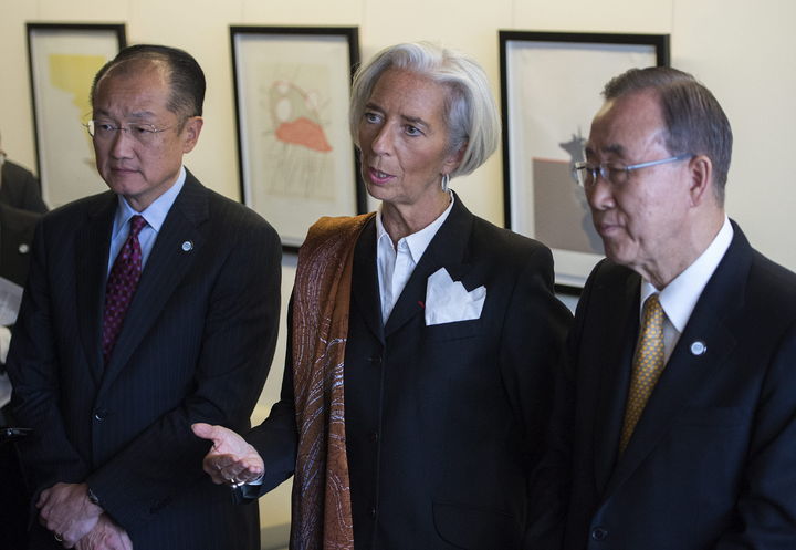 Reunión. La directora gerente del FMI, Christine Lagarde (c), el presidente del Banco Mundial, Jim Yong Kim (i).