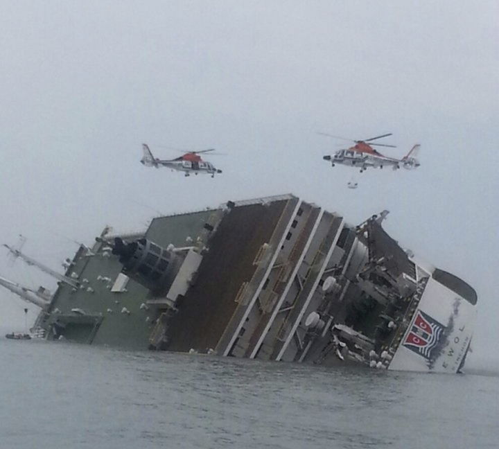 Hundimiento.  Helicópteros de rescate sobrevuelan sobre el barco de pasajeros accidentado cerca de la isla de Jeju, Corea del Sur.