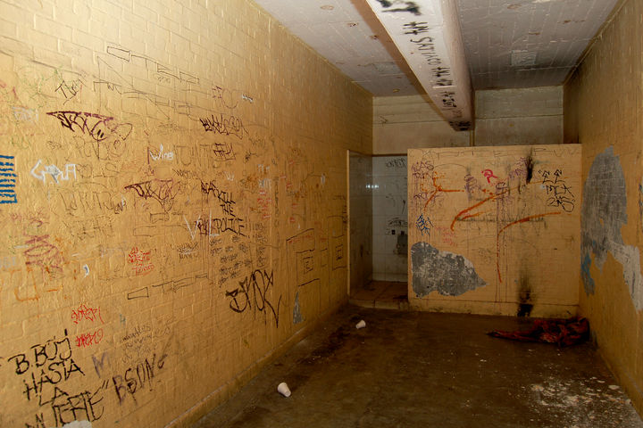 Daños. Las celdas se encuentran grafiteadas y a pesar de que todos los días son aseadas, los internos las mantienen sucias.