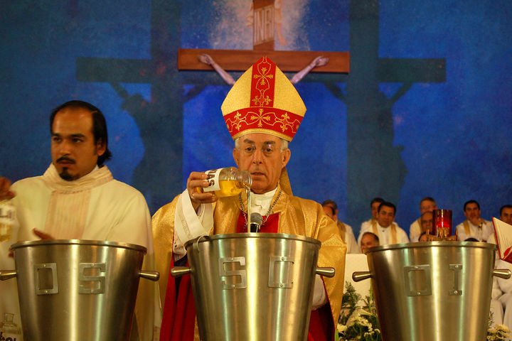Celebración. Monseñor José Guadalupe Galván Galindo consagró el Santo Crisma y bendijo los Santos Óleos.
