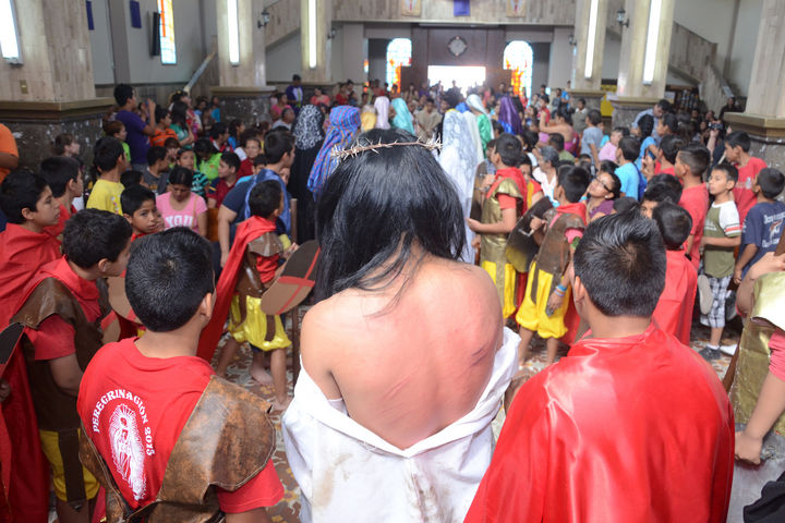 Multitud. Una multitud de niños,  adolescentes y adultos se congregó en el interior de la iglesia de Santa Rosa de Lima donde ayer se realizó el Viacrucis. 