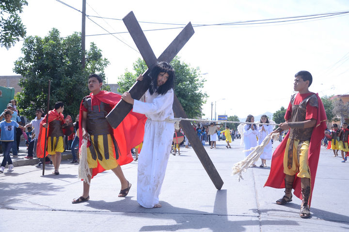 Camino a la cruz. Alfredo Pérez Delgadillo,  de 14 años de edad,  representó a Jesús y cargó la pesada cruz durante varias cuadras en los alrededores de la parroquia de Santa Rosa de Lima. 