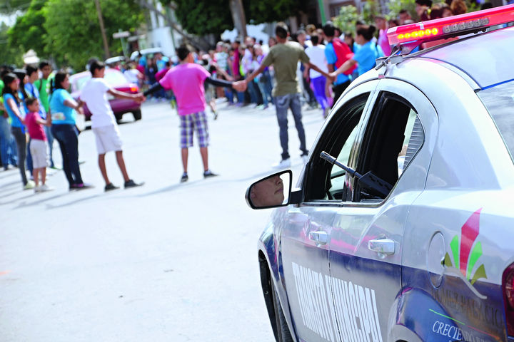 Vigilancia. Más de 200 jovencitos hicieron una valla humana de protección en los costados de las calles donde se realizó el Viacrucis,  pero también hubo presencia policíaca. 