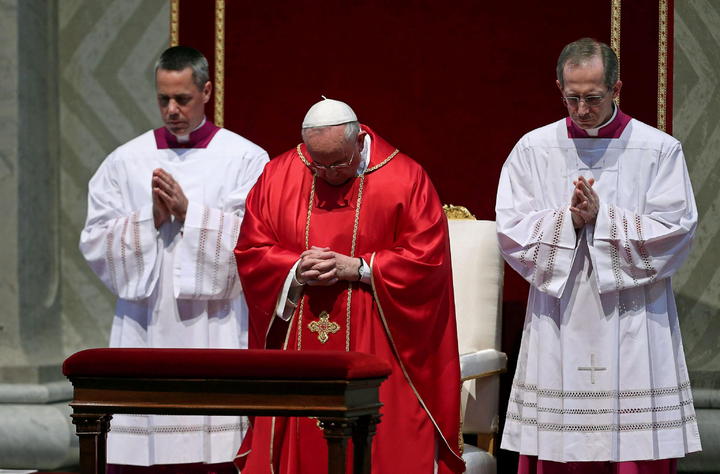 El color rojo de la vestimenta del papa, símbolo de la caridad, se emplea, además del Viernes Santo, en otras celebraciones, como el domingo de Pentecostés. (EFE)