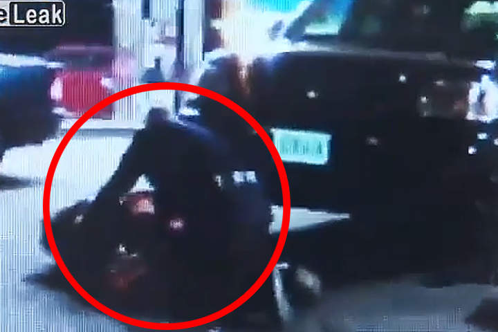 El oficial golpeó fuertemente a la mujer. (YouTube)
