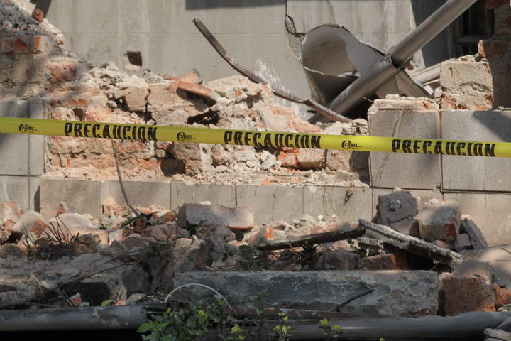 Algunos daños, particularmente en bardas en construcción, fue lo que dejó el sismo al momento. (NOTIMEX)