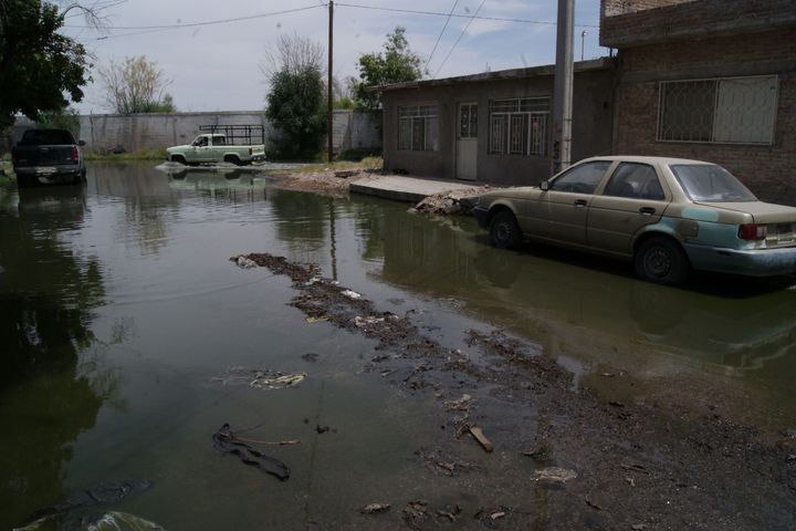 Inundados. La gente no puede salir de sus casas en la colonia Magdalenas.