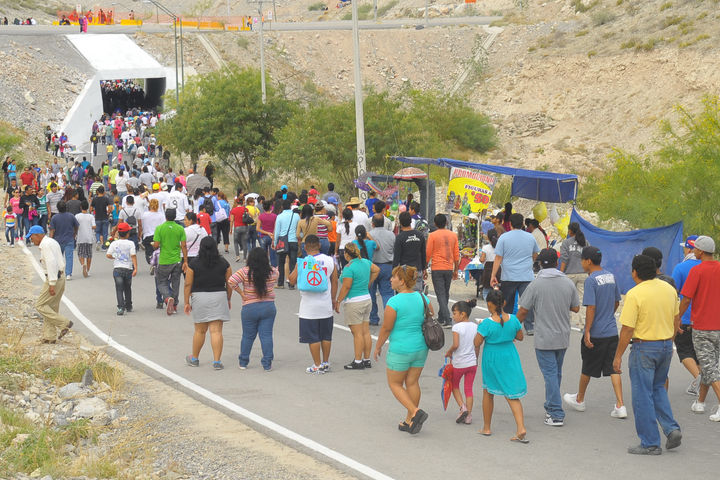 Recorrido. Los González al igual que 55 mil personas presenciaron ayer el Viacrucis que se escenificó en el Cerro de las Noas.