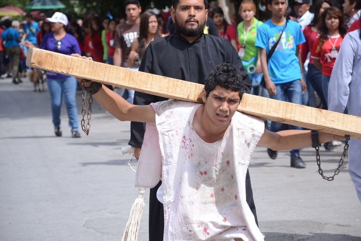 Carga. Las cruces estaban pesadas y eran de madera sólida, por lo que los actores tuvieron que soportarlas durante el trayecto.