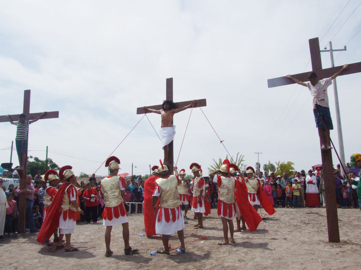 Crucifixión. Fue en la colonia Hidalgo, en donde terminó el trayecto, ahí Jesús fue crucificado.