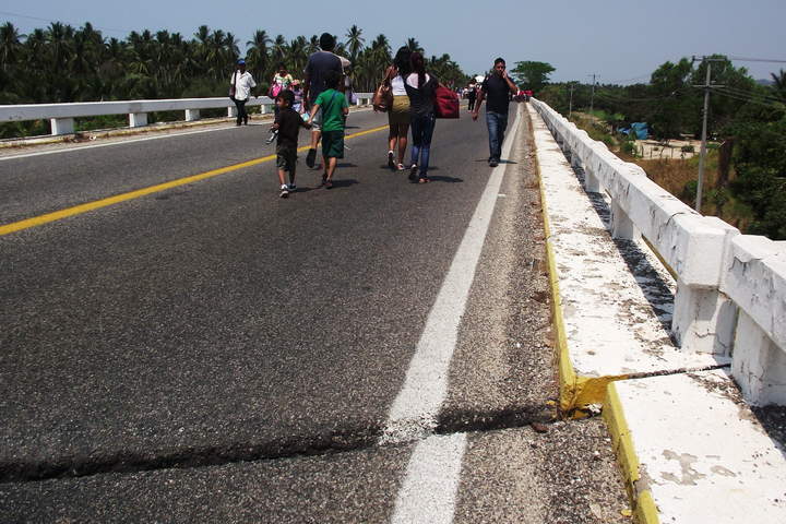 Daños. Vista de un desplazamiento en el asfalto de la carretera que conduce a la ciudad de Tecpan de Galeana, en Guerrero.