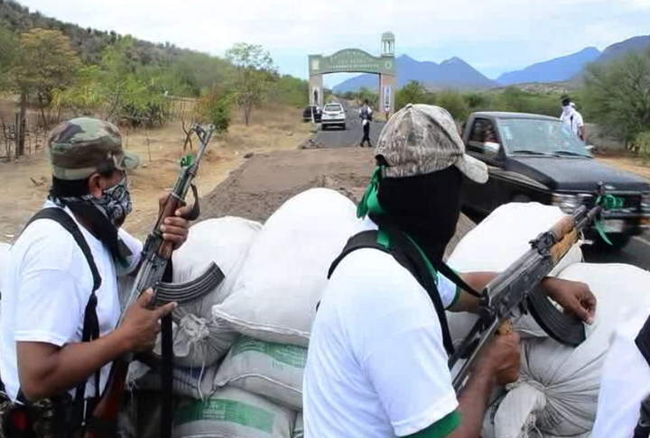 Vigilancia. Fotografía de un grupo de autodefensas vigilando un acceso a la población de Churumuco, Michoacán (México).