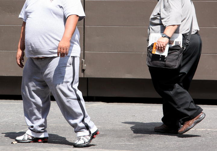 De acuerdo con la Organización para la Cooperación y el Desarrollo Económicos (OCDE), un individuo con sobrepeso gasta 25 por ciento más en servicios de salud y gana 18 por ciento menos que alguien sano. (ARCHIVO)