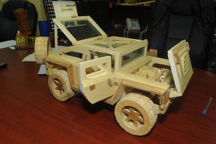 Artesanos. Artículos como la camioneta Hummer (fotografía) son elaborados por los internos.
