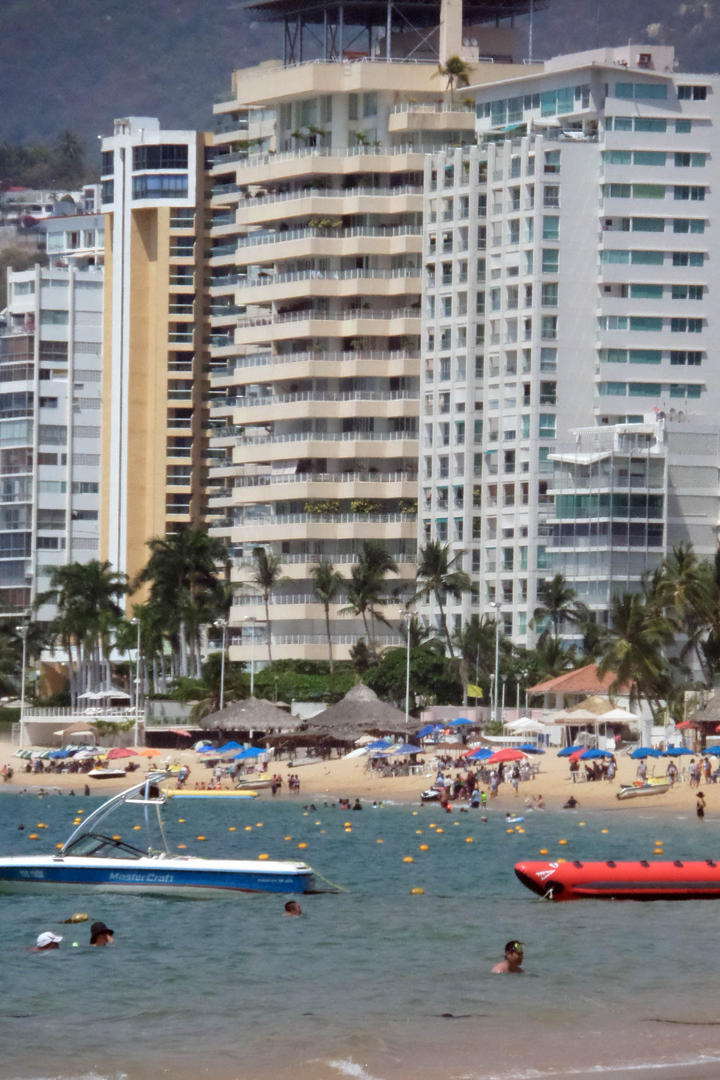Turistas nacionales y extranjeros disfrutan de las paradisiacas playas de Acapulco. (ARCHIVO)