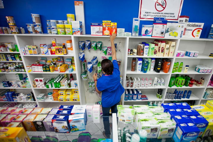 Establecimiento.  Una mujer organiza medicamentos en una farmacia de la Ciudad de México. 