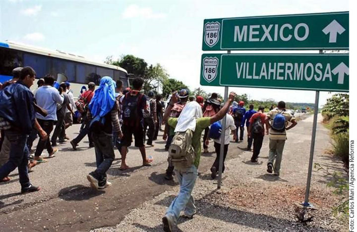 Recorrido. Centroamericanos indocumentados, que conforman el Viacrucis del Migrante, partieron al mediodía de ayer.