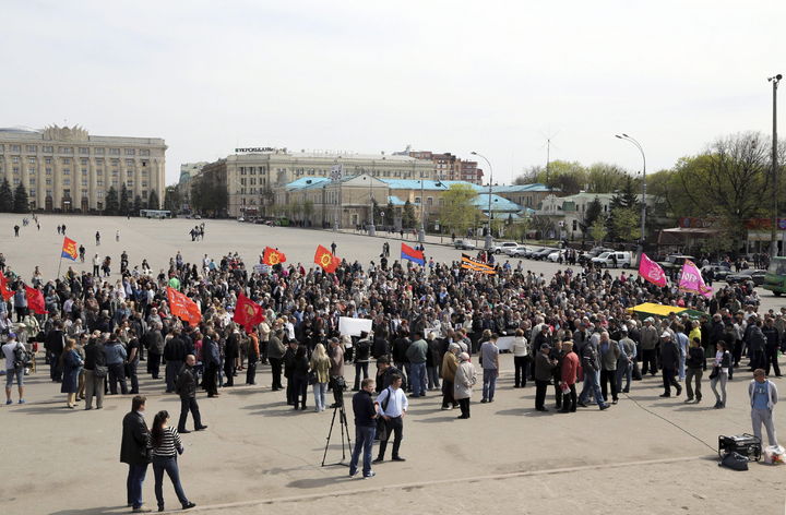 Congregación. Manifestantes prorrusos asisten a una protesta en el centro de Kharkiv, para exigir la autonomía de Kiev.