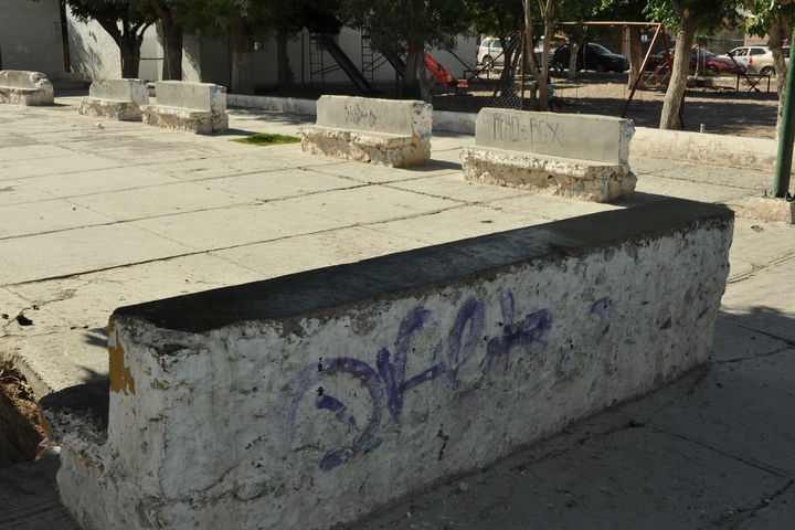 Más daños. El grafiti no es el único problema que presenta esta plaza, sino también el descuido en el que se encuentra. 