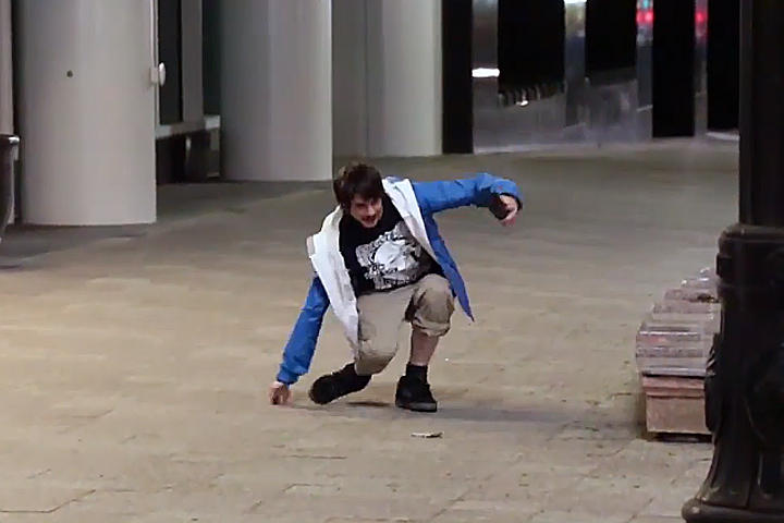 Un chico se lanza para recoger el billete. (YouTube)