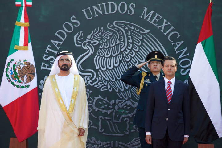 El presidente Enrique Peña Nieto dio esta mañana la bienvenida al primer ministro de Emiratos Árabes. (EFE) 