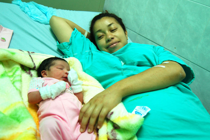 Felicidad. Fared Maomi, como llamarán a la pequeña, en compañía de su joven madre Lucely de origen hondureño.