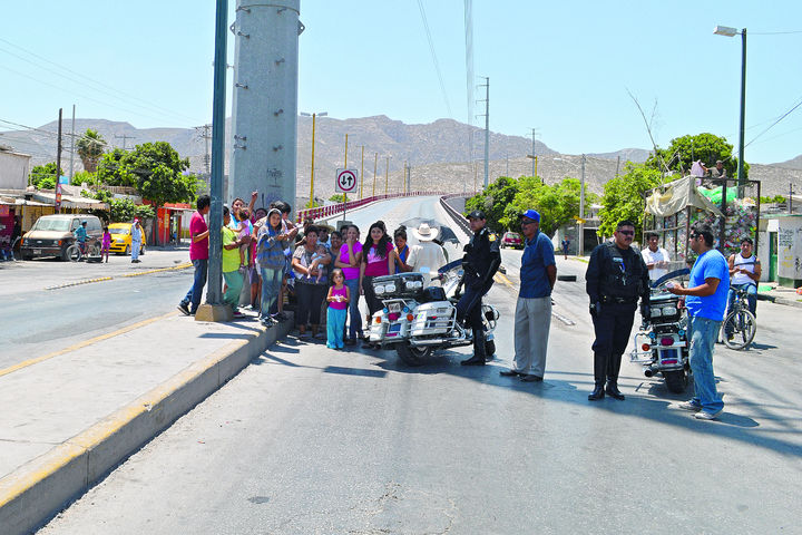 Molestia. Vecinos se manifestaron ayer por la tarde en el bulevar Rodríguez Triana ante la mirada de los agentes de Tránsito y Vialidad.