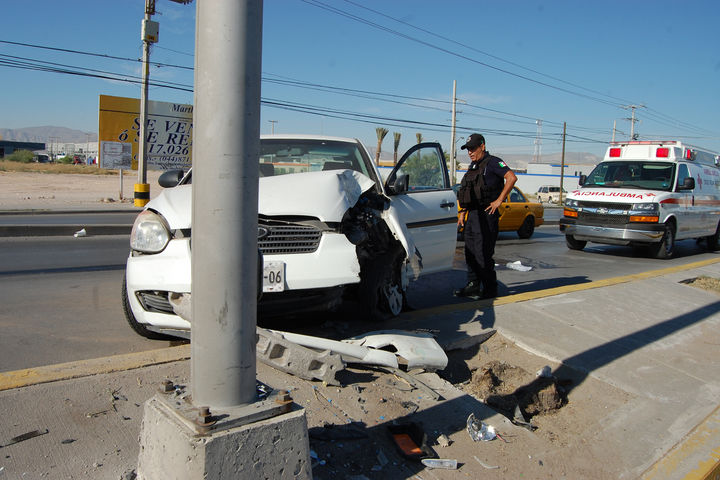 Lesionado. Este automóvil atropelló a un joven peatón por la carretera Torreón-Matamoros. El conductor sufrió algunos golpes.