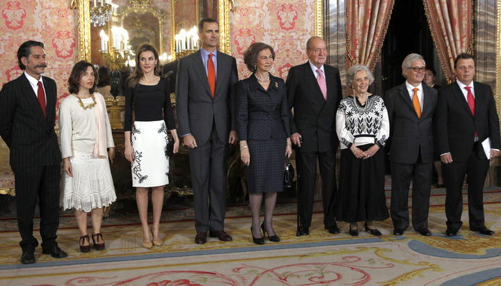 Acompañado de la Reina y de los Príncipes de Asturias, el Rey Juan Carlos ofreció el tradicional almuerzo al mundo de las letras previo a la entrega del Premio Cervantes. (EFE) 