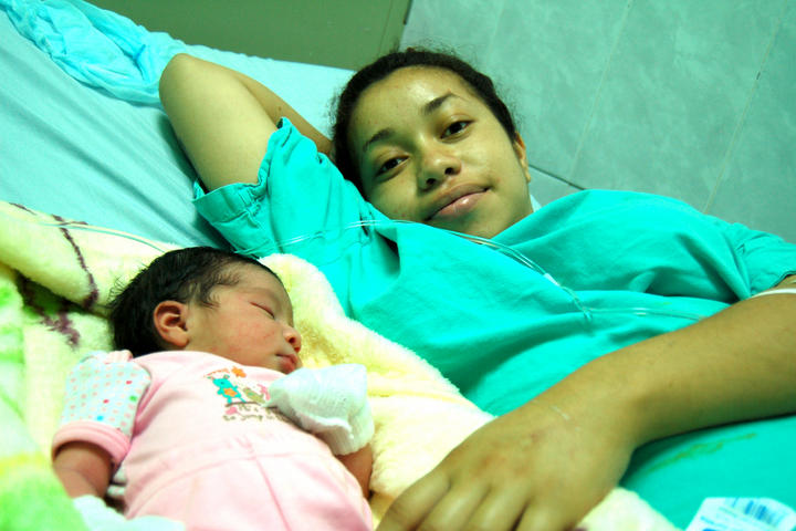  Lucely y Martín Ovando se convirtieron en padres de una bebé de dos kilos y 900 gramos de peso en el Hospital General de Torreón. (El Siglo de Torreón) 