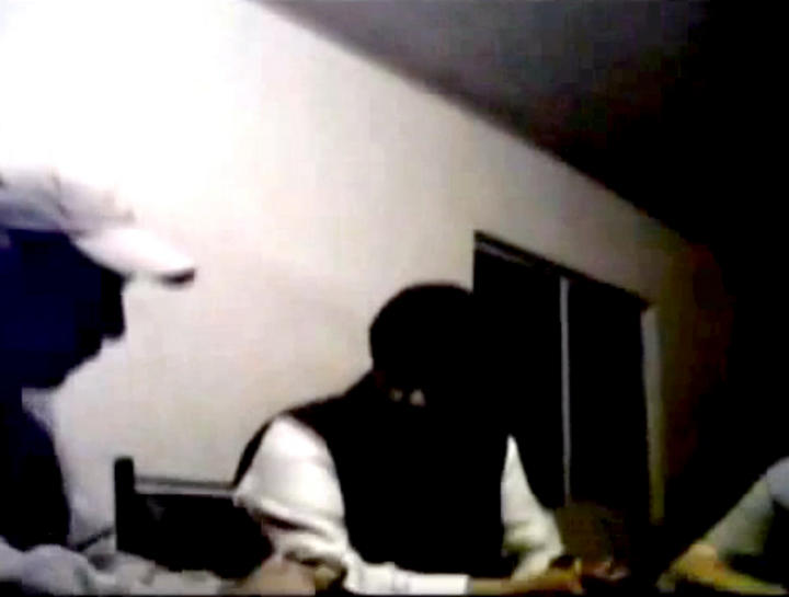 En el video se observa una supuesta conversación entre el presunto delincuente y Reyna. (YouTube) 