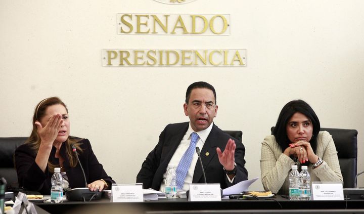 Sesión. De izquierda a derecha, los legisladores Graciela Ortiz, Javier Lozano y Alejandra Barrales, en reunión de comisiones.