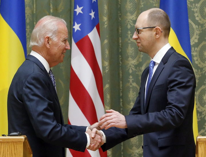 Reunión.  El primer ministro ucraniano, Arseni Yatseniuk (d), estrecha la mano del vicepresidente de Estados Unidos, Joe Biden, durante una comparencencia que ambos ofrecieron tras reunirse en Kiev (Ucrania).