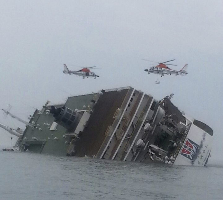 En aumento. Un total de 121 personas muertas es el saldo que arroja el hundimiento del ferry Sewol en Corea del Sur.