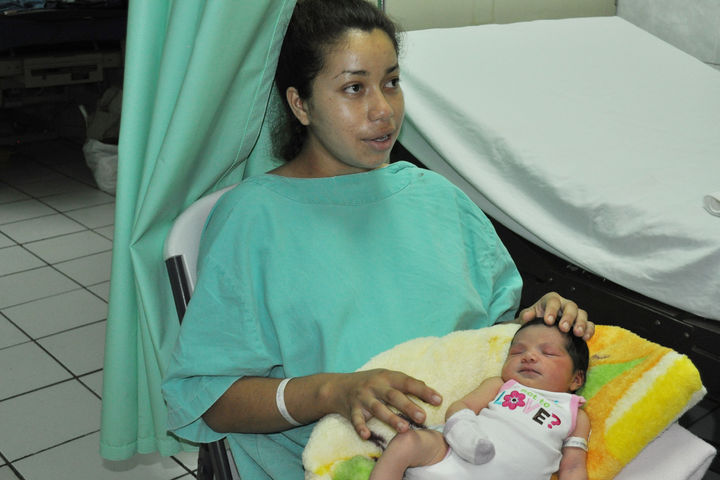 Felicidad. La joven madre Lucely en compañía de su pequeña Fares Maomi, quienes aún se encuentran en el Hospital General de Torreón.